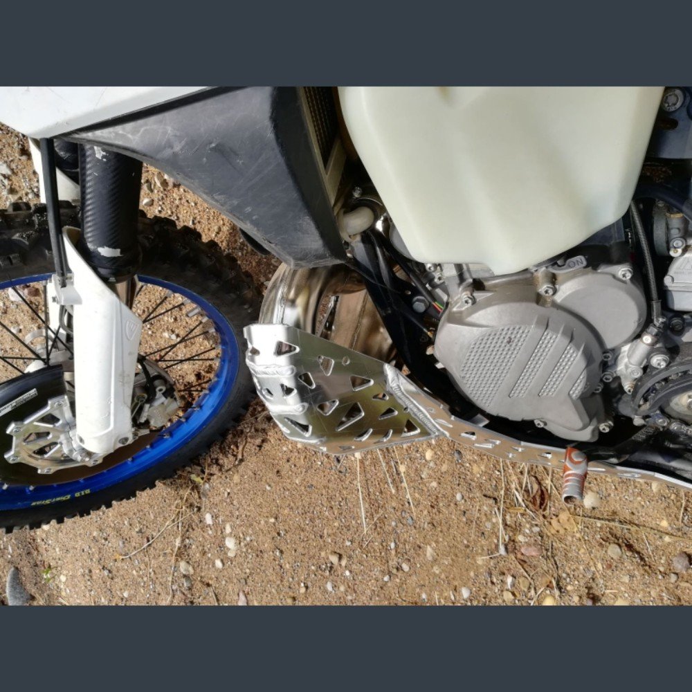 Cubrecárter Enduro con protección de escape KTM/Husqvarna 2017-2019 Cubrecárter Enduro con protección de escape KTM/Husqvarna 2017-2019
