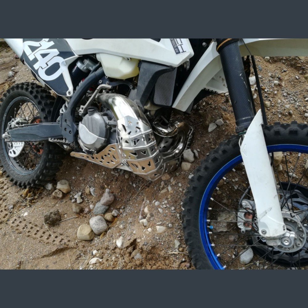 Cubrecárter Enduro con protección de escape KTM/Husqvarna 2017-2019 Cubrecárter Enduro con protección de escape KTM/Husqvarna 2017-2019