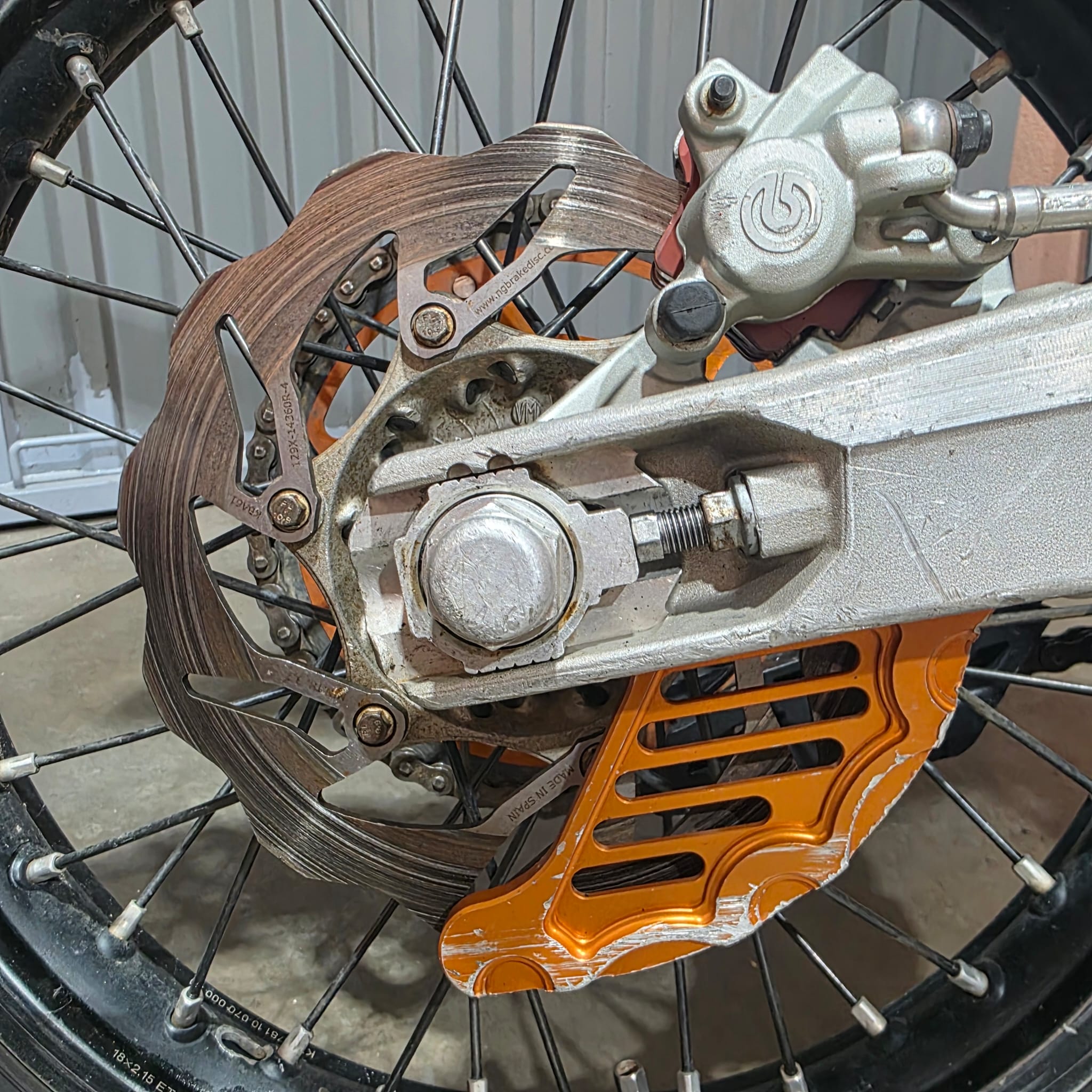 Protector de disco trasero para moto de enduro