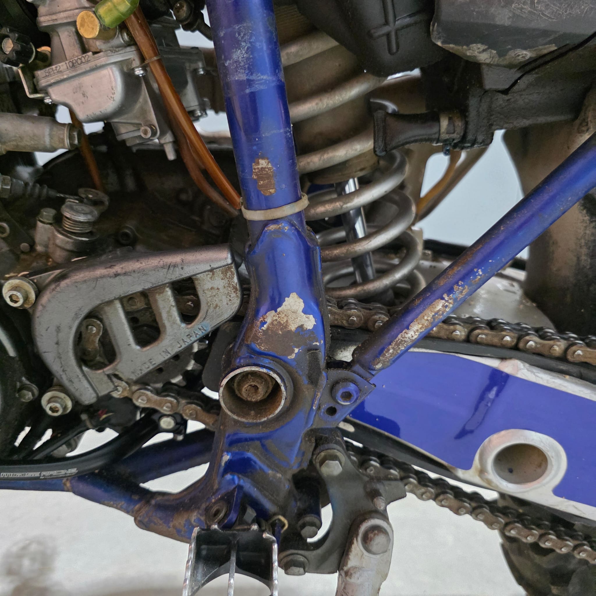 Chasis de moto de enduro desgastado por el roce de las botas