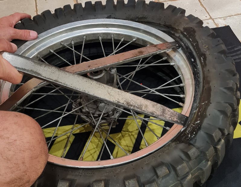 Cómo cambiar el neumático de una moto de enduro. Guía paso a paso. - Blog  Mxtotal