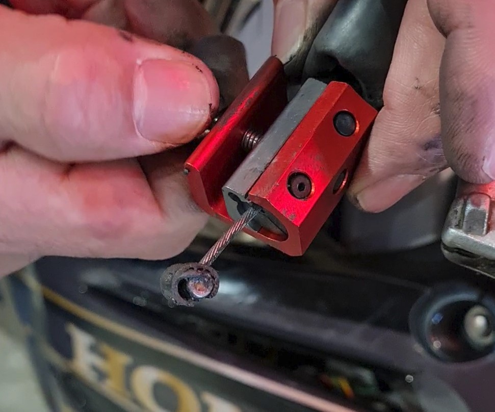 Destrucción Se infla rojo Cómo engrasar los cables de tu moto con un engrasa cables