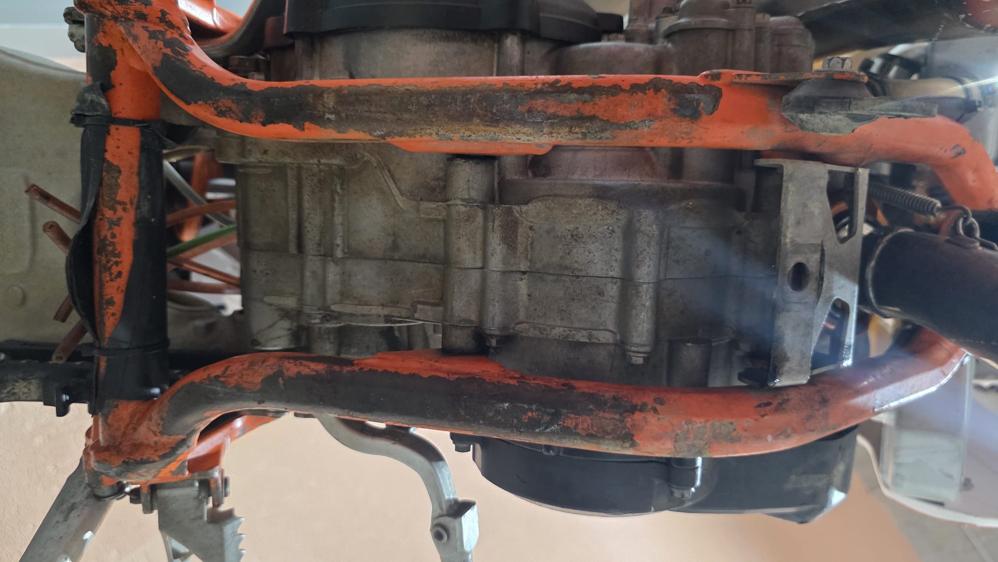 Chasis y bajos de una moto de enduro sin cubrecárter