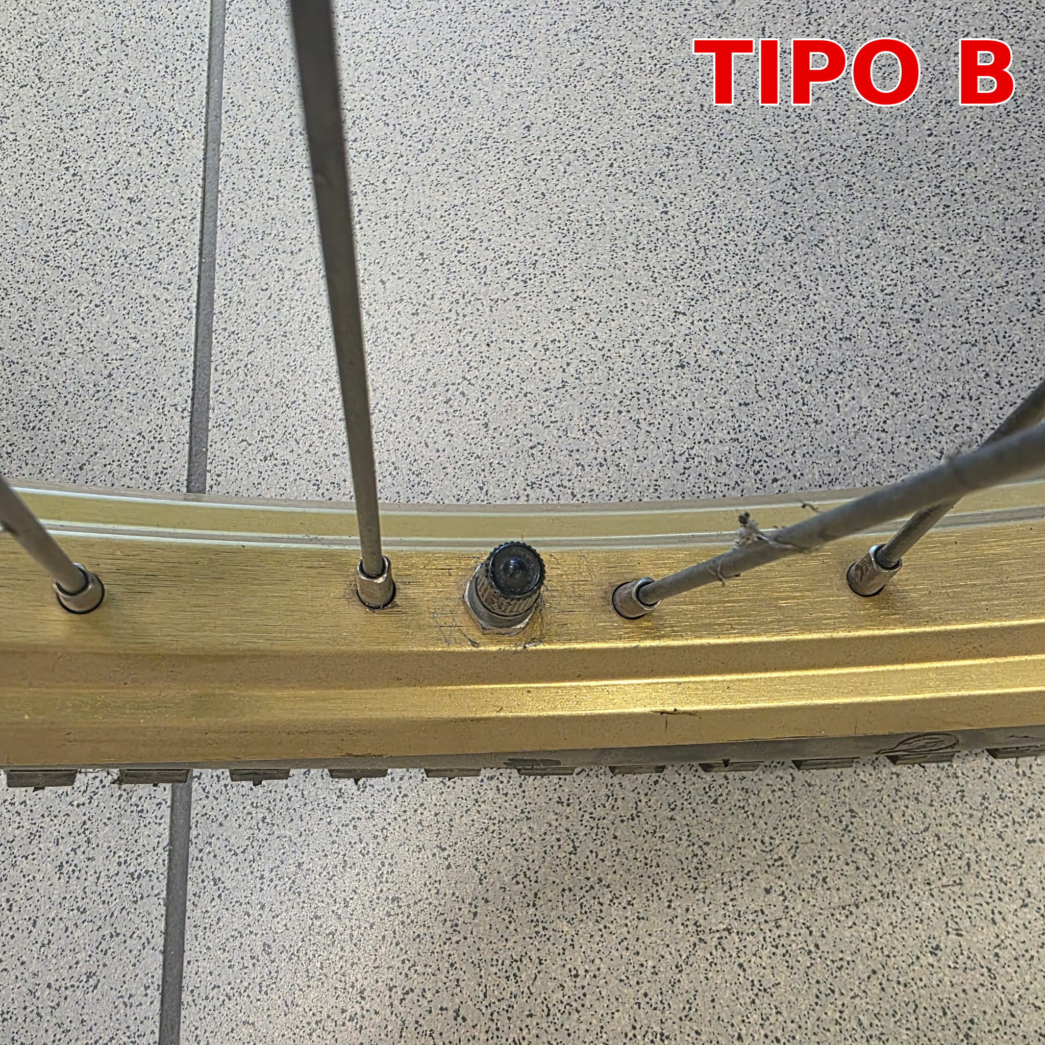 Detalle de válvula en aro dorado, tipo B