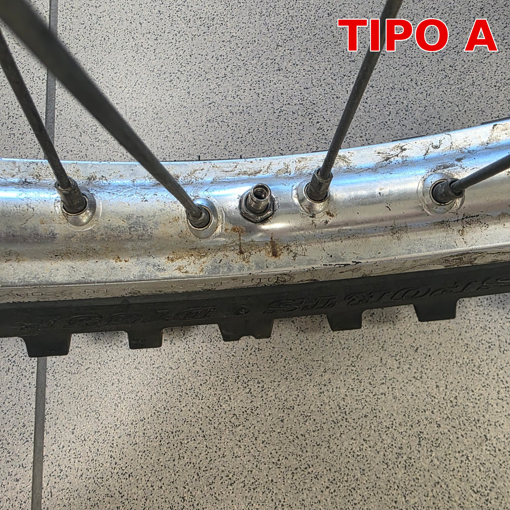 Detalle de válvula en aro plateado, tipo A