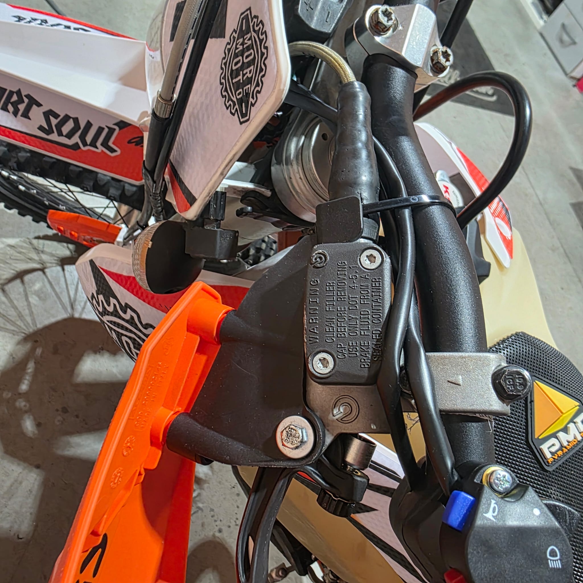 Protector de bomba de embrague Brembo para moto de enduro