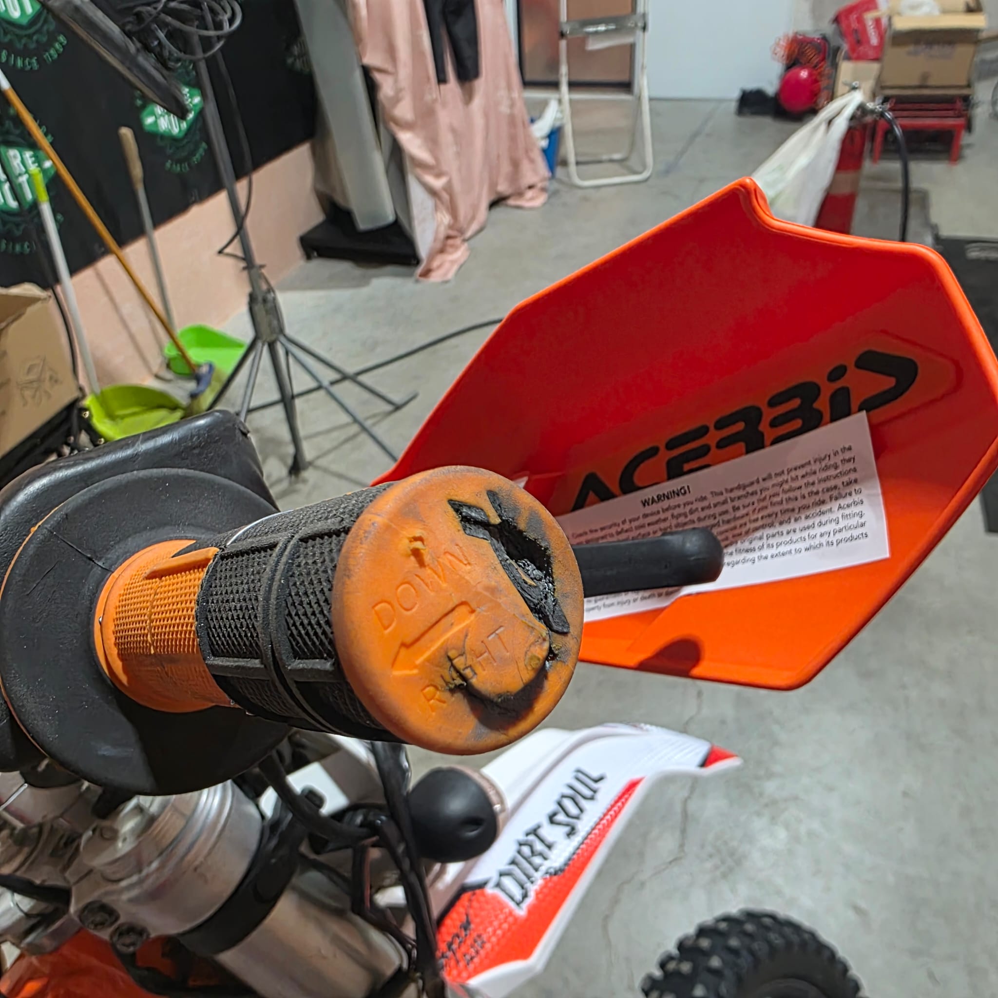 Puños de moto de enduro rotos por una caída