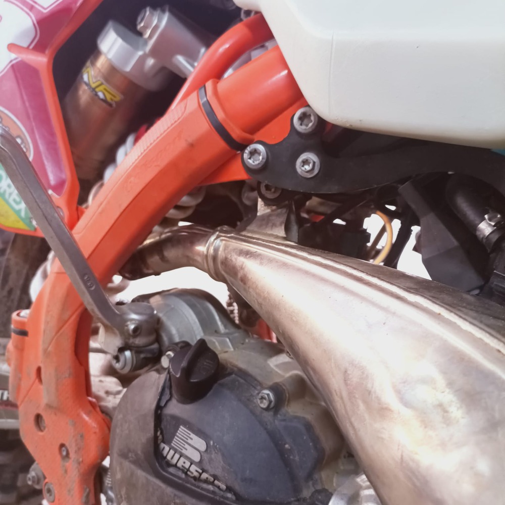 Detalle del soporte superior del escape Factory S3 FP-KH-1719 en KTM