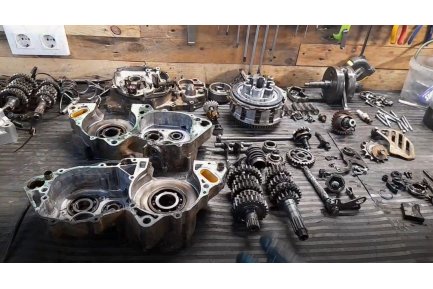 Restaurando una Honda CR 250 R de 1993 - Capítulo 2 - Desmontaje del motor