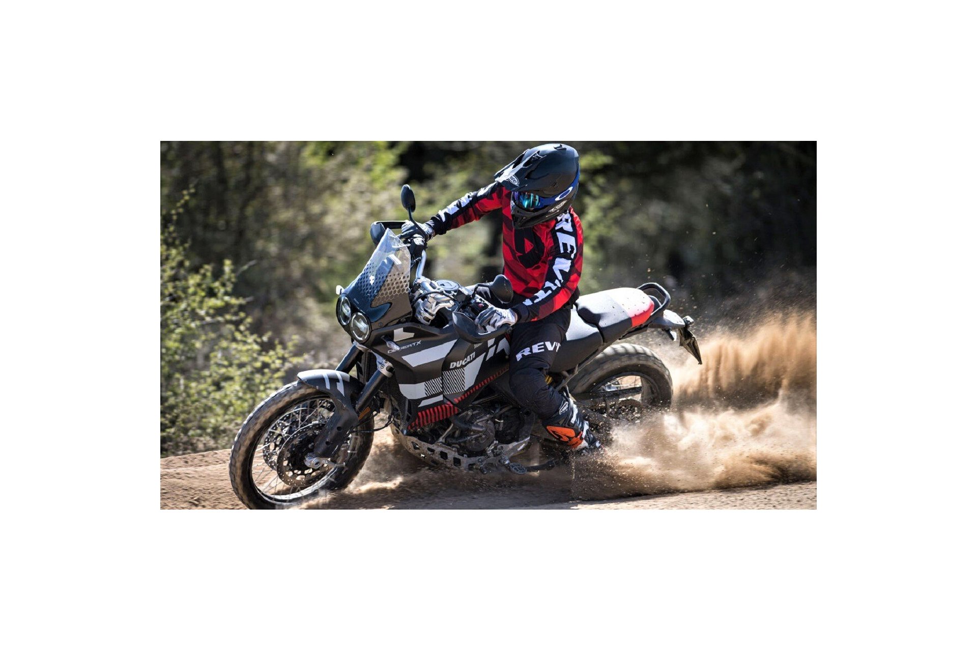 Ducati DesertX 2023: del blanco al negro