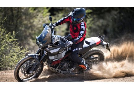 Ducati DesertX 2023: del blanco al negro