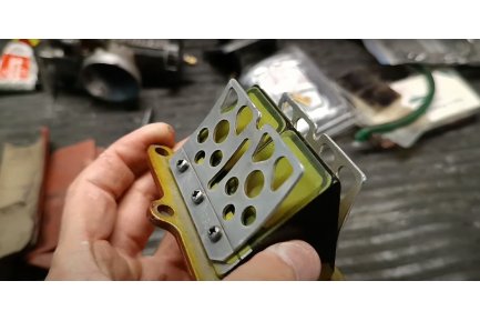 Restaurando una Honda CR 250 R de 1993 - Capítulo 3 - Láminas