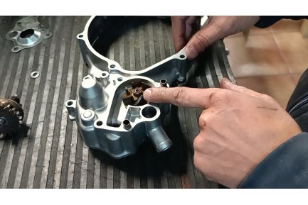 Restaurando una Honda CR 250 R 1993 - Capítulo 7 - Bomba del agua Restaurando una Honda CR 250 R 1993 - Capítulo 7 - Bomba del agua
