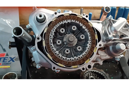 Restaurando una Honda CR 250 R 1993 - Capítulo 8 - El embrague Restaurando una Honda CR 250 R 1993 - Capítulo 8 - El embrague