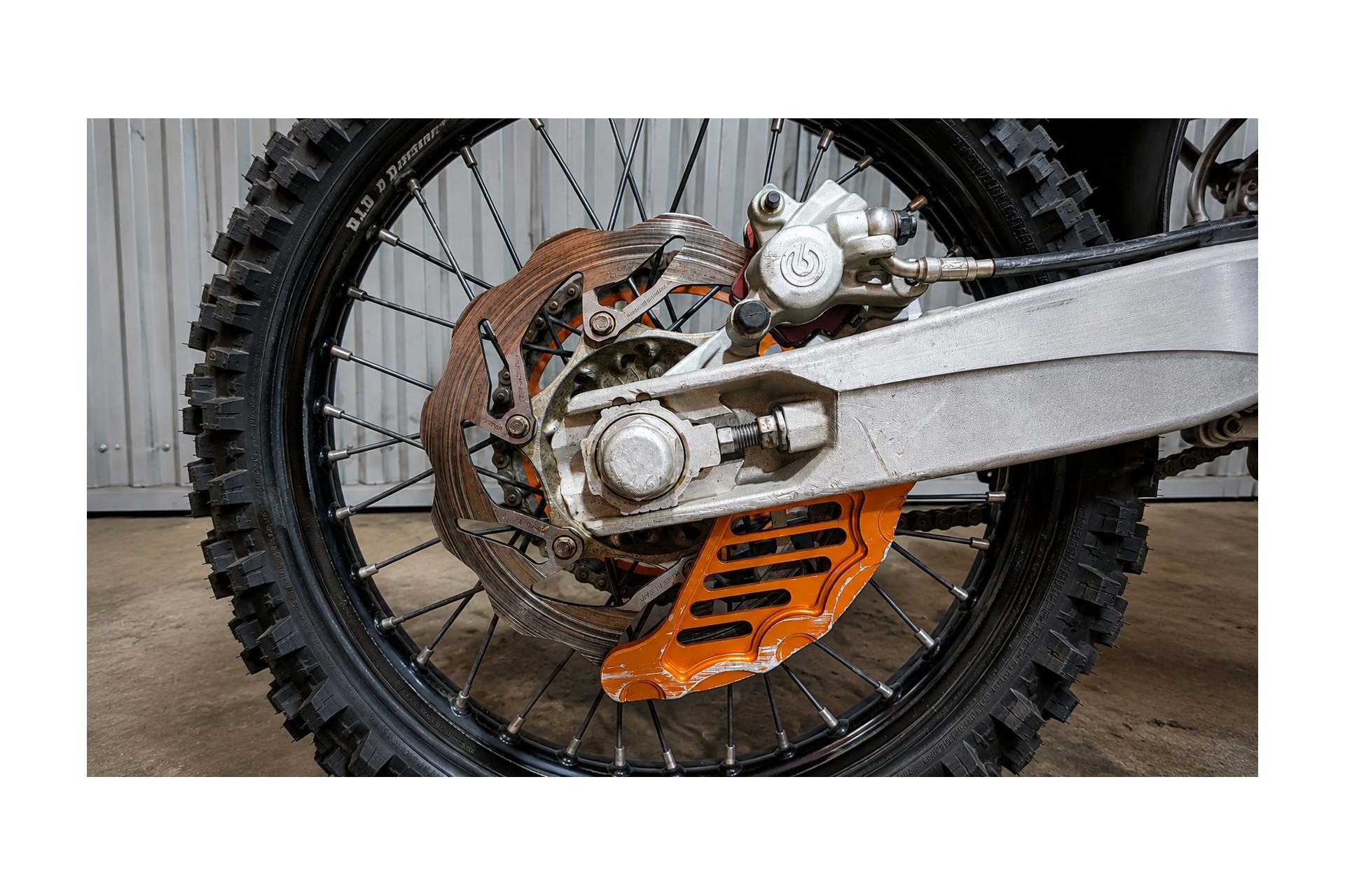 Protecciones para moto de enduro: qué debes proteger para evitar averías