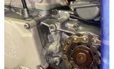 Cadena floja en moto: cómo puede salirse y romper el cárter