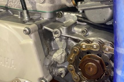Cadena floja en moto: cómo puede salirse y romper el cárter