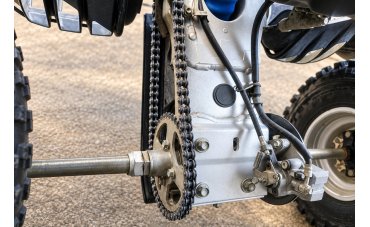 Tornillos y pletinas del basculante Suzuki LT-Z 400: averías, holguras y referencias correctas