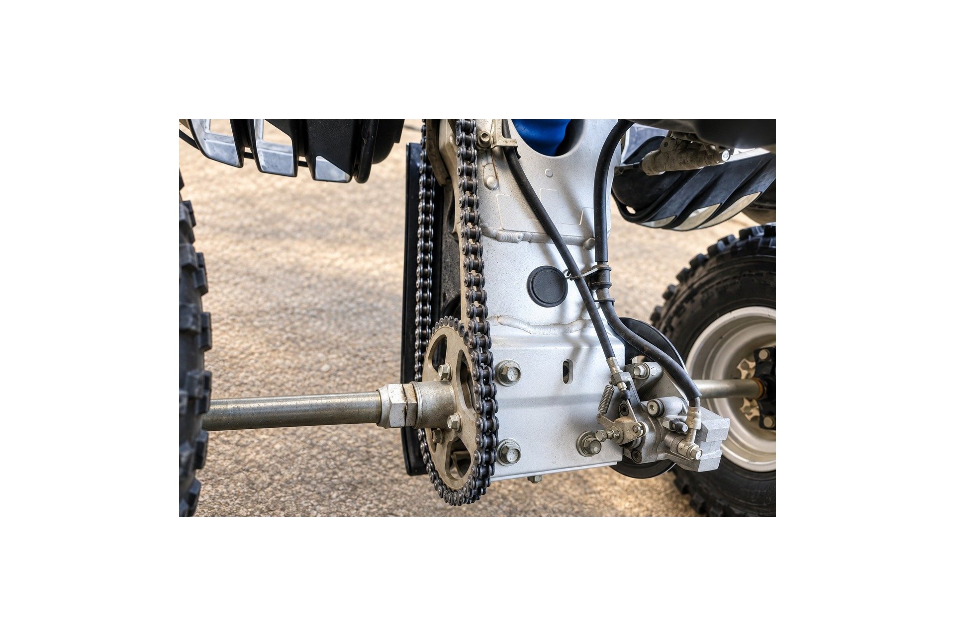 Tornillos y pletinas del basculante Suzuki LT-Z 400: averías, holguras y referencias correctas