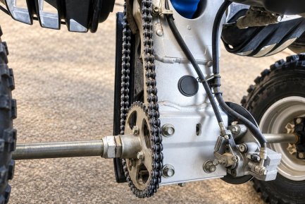 Tornillos y pletinas del basculante Suzuki LT-Z 400: averías, holguras y referencias correctas