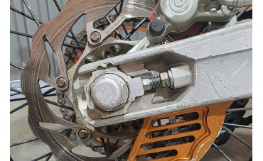 Tornillos tensores de cadena gripados: cómo evitar que se rompan