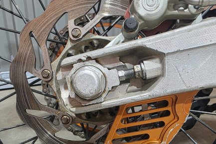 Tornillos tensores de cadena gripados: cómo evitar que se rompan