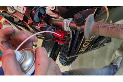 Cómo engrasar los cables de tu moto con un engrasa cables Cómo engrasar los cables de tu moto con un engrasa cables