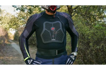 Peto Zandona Netcube, un peto con protecciones de Nivel 2.